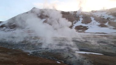 İzlanda Lake Myvatn ve Akureyri yakınındaki kuzey Jeotermal alanı, Hverir. Kuzeydoğu İzlanda. Çamur tencere kaynar, zemin çok renkli ve kırık. Hverarondor Hverir jeotermal alan İzlanda Lake Myvatn yakınındaki kuzey.