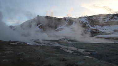 İzlanda Lake Myvatn ve Akureyri yakınındaki kuzey Jeotermal alanı, Hverir. Kuzeydoğu İzlanda. Çamur tencere kaynar, zemin çok renkli ve kırık. Hverarondor Hverir jeotermal alan İzlanda Lake Myvatn yakınındaki kuzey.