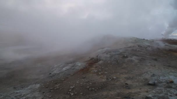 アイスランドのミーバトン湖とアクレイリ付近の北 Hverir で地熱地帯 北東アイスランド 泥ポットが沸騰 地面が色とりどりと割れた アイスランドのミーバトン湖近くの北で Hverarondor Hverir 地熱地域 — ストック動画
