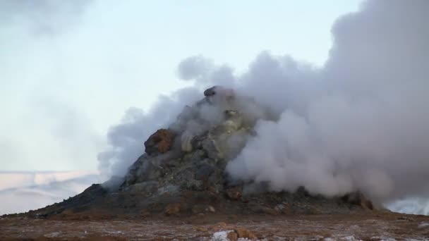 冰岛北部 Hverir 的地热区 Myvatn 湖和阿库雷里 冰岛东北部 泥盆沸腾 地面五彩而裂 冰岛北部 Hverarondor — 图库视频影像