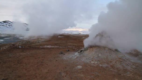 冰岛北部 Hverir 的地热区 Myvatn 湖和阿库雷里 冰岛东北部 泥盆沸腾 地面五彩而裂 冰岛北部 Hverarondor — 图库视频影像