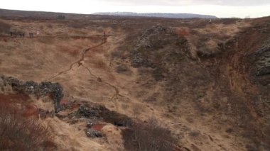 Kerid volkanik krater ve onun mavi su birikintisi, Golden Circle, İzlanda. Kış renkleri güzel Kerio veya Kerid Batı İzlanda'krater. Kırmızı volkanik kaya, yeşil yosunlu yamaçları ve turkuaz Gölü buz kırma bir daire.