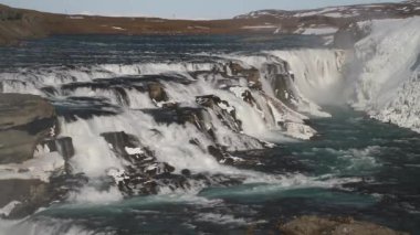 Gullfoss şelale görünümü ve kış peyzaj resim kış sezonu. Gullfoss Kanyonu İzlanda ve turistik merkezlere İzlanda Hvita Nehri'nin en popüler şelaleler biridir.