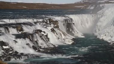 Gullfoss şelale görünümü ve kış peyzaj resim kış sezonu. Gullfoss Kanyonu İzlanda ve turistik merkezlere İzlanda Hvita Nehri'nin en popüler şelaleler biridir.