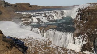 Gullfoss şelale görünümü ve kış peyzaj resim kış sezonu. Gullfoss Kanyonu İzlanda ve turistik merkezlere İzlanda Hvita Nehri'nin en popüler şelaleler biridir.