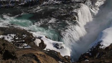 Gullfoss şelale görünümü ve kış peyzaj resim kış sezonu. Gullfoss Kanyonu İzlanda ve turistik merkezlere İzlanda Hvita Nehri'nin en popüler şelaleler biridir.
