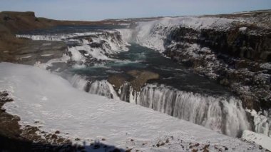 Gullfoss şelale görünümü ve kış peyzaj resim kış sezonu. Gullfoss Kanyonu İzlanda ve turistik merkezlere İzlanda Hvita Nehri'nin en popüler şelaleler biridir.