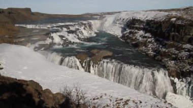 Gullfoss şelale görünümü ve kış peyzaj resim kış sezonu. Gullfoss Kanyonu İzlanda ve turistik merkezlere İzlanda Hvita Nehri'nin en popüler şelaleler biridir.