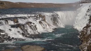 Gullfoss şelale görünümü ve kış peyzaj resim kış sezonu. Gullfoss Kanyonu İzlanda ve turistik merkezlere İzlanda Hvita Nehri'nin en popüler şelaleler biridir.