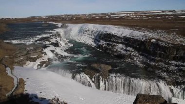 Gullfoss şelale görünümü ve kış peyzaj resim kış sezonu. Gullfoss Kanyonu İzlanda ve turistik merkezlere İzlanda Hvita Nehri'nin en popüler şelaleler biridir.