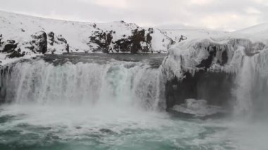Godafoss, İzlanda'daki en ünlü şelaleler biri. Godafoss kar ve buz kaplı. Godafoss veya 