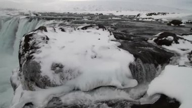 Godafoss, İzlanda'daki en ünlü şelaleler biri. Godafoss kar ve buz kaplı. Godafoss veya 