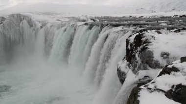 Godafoss, İzlanda'daki en ünlü şelaleler biri. Godafoss kar ve buz kaplı. Godafoss veya 