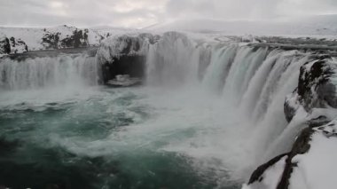 Godafoss, İzlanda'daki en ünlü şelaleler biri. Godafoss kar ve buz kaplı. Godafoss veya 