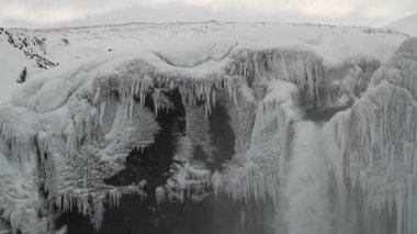 Godafoss, İzlanda'daki en ünlü şelaleler biri. Godafoss kar ve buz kaplı. Godafoss veya 