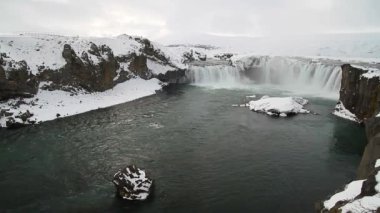 Godafoss, İzlanda'daki en ünlü şelaleler biri. Godafoss kar ve buz kaplı. Godafoss veya 