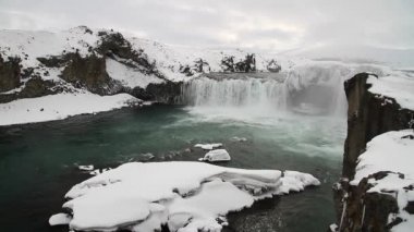 Godafoss, İzlanda'daki en ünlü şelaleler biri. Godafoss kar ve buz kaplı. Godafoss veya 