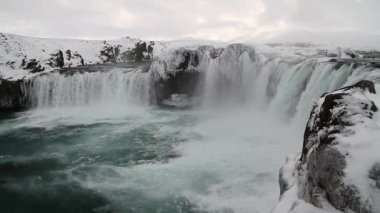 Godafoss, İzlanda'daki en ünlü şelaleler biri. Godafoss kar ve buz kaplı. Godafoss veya 