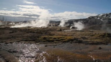İzlanda'daki Geysir destrict. Haukadalur Jeotermal alanı patlayan Strokkur şofben altın daire parçası güzergahı, İzlanda '. Güney Batı İzlanda üzerinde Strokkur Geysir şofben. Ünlü turistik Geysir rota 35.