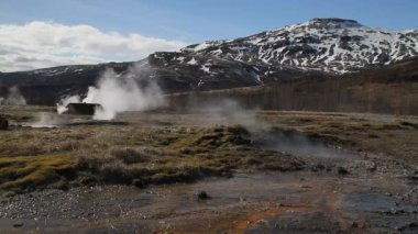 İzlanda'daki Geysir destrict. Haukadalur Jeotermal alanı patlayan Strokkur şofben altın daire parçası güzergahı, İzlanda '. Güney Batı İzlanda üzerinde Strokkur Geysir şofben. Ünlü turistik Geysir rota 35.