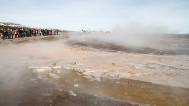 İzlanda'daki Geysir destrict. Haukadalur Jeotermal alanı patlayan Strokkur şofben altın daire parçası güzergahı, İzlanda '. Güney Batı İzlanda üzerinde Strokkur Geysir şofben. Ünlü turistik Geysir rota 35.