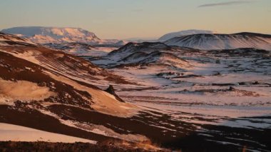 Epik İzlanda manzara. Harika İzlanda doğa. Kayalık arazi, yüksek dağlar, dramatik gökyüzü. İzlanda'daki güzel doğa. Epik ve görkemli landsacapes. Pitoresk manzaralar ve şelaleler.
