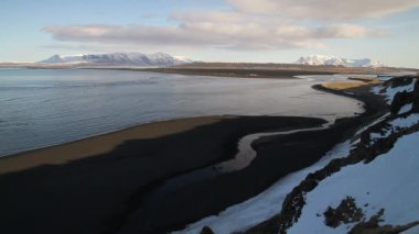 Hvitserkur cüce kaya, Kuzey-Batı İzlanda kıyıdan bulunan yüksek bazalt yığını. Yığın bir ejderha veya fil içme deniz suyu Vatnsnes yarımadasında görünümündedir. Yapım ve güzel manzara.