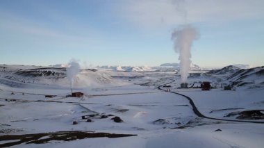 İzlanda'daki Krafla santral jeotermal güç istasyonu. Ekolojik temiz yenilenebilir enerji üretimi. Jeotermal kaynaklar ve jeotermal enerji santrali peyzaj.