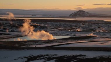 İzlanda'daki Krafla santral jeotermal güç istasyonu. Ekolojik temiz yenilenebilir enerji üretimi. Jeotermal kaynaklar ve jeotermal enerji santrali peyzaj.