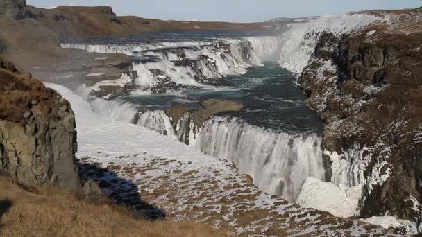 グトルフォスの滝ビューと冬風景画像冬の季節に グトルフォスはアイスランドの Hvita 川の峡谷にアイスランド 観光名所で最も人気のある滝の一つ — ストック動画