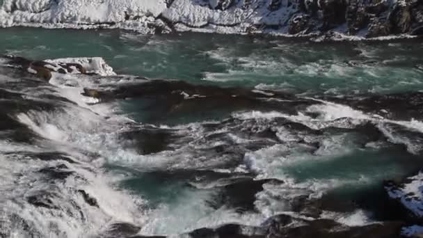 グトルフォスの滝ビューと冬風景画像冬の季節に グトルフォスはアイスランドの Hvita 川の峡谷にアイスランド 観光名所で最も人気のある滝の一つ — ストック動画