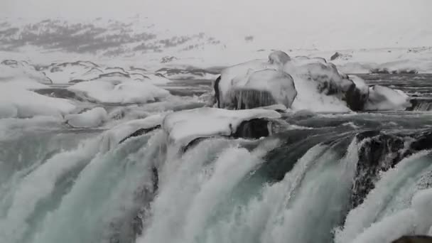 Godafoss アイスランドで最も有名な滝の一つ Godafoss 雪と氷で覆われています Godafoss または アイスランドの冬で最も美しい滝の一つ — ストック動画