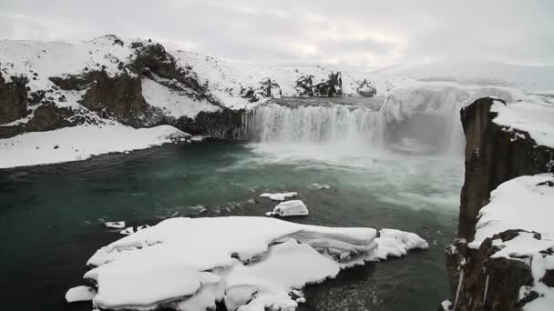 Godafoss Einer Der Berühmtesten Wasserfälle Islands Godafoss Bedeckt Mit Schnee — Stockvideo