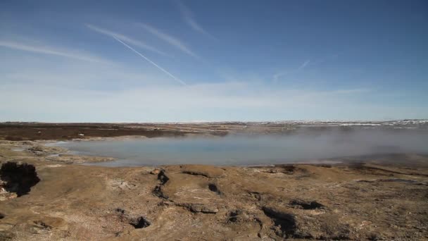 Geysir Destrict Στην Ισλανδία Θερμοπίδακας Strokkur Εκρήγνυται Στην Γεωθερμική Περιοχή — Αρχείο Βίντεο