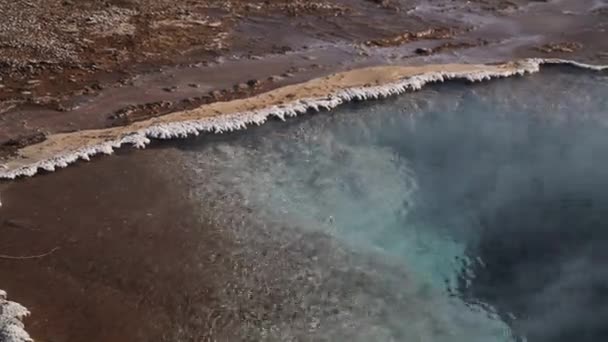 アイスランドのゲイシール地域 Haukadalur 地熱地域における噴火ストロックル間欠泉 ゴールデン サークルの一部経路 アイスランド 南西アイスランドにストロックル ゲイシール間欠泉 ルート の有名な観光名所ゲイシール — ストック動画