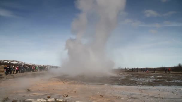 Geysir Destrict 在冰岛 Strokkur 间歇泉爆发在 Haukadalur 地热区 部分的黄金循环路线 在冰岛 Strokkur — 图库视频影像