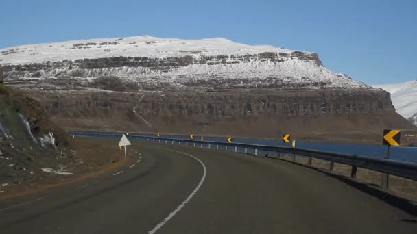 在冰岛的道路 风景和路在冬天 旅途在国家在冰岛 冰岛的美丽性质 史诗般雄伟的 Landsacapes 路线第一 圆环路 是一条全国路在冰岛在海岛附近跑 — 图库视频影像