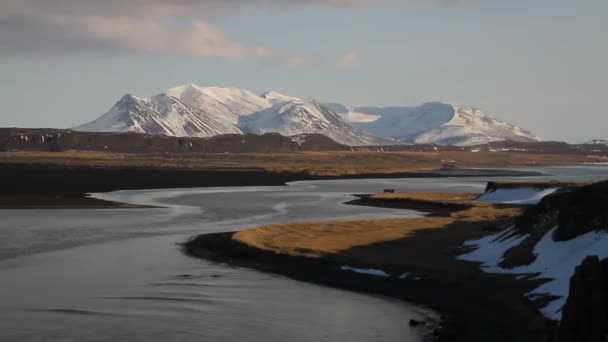 Hvitserkur 高玄武岩栈位于冰岛西北部的岸边 栈有龙的外观 或大象在 Vatnsnes 半岛饮用海水 史诗与美丽景观 — 图库视频影像