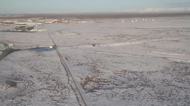 飛行機の着陸 アイスランドの空撮 素晴らしいアイスランドの風景 氷河パターン 川と形状の空撮 美しい自然を背景 アイスランドの空から — ストック動画