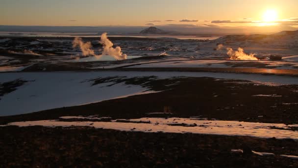 Krafla 発電アイスランドの地熱発電所 生態学的にクリーンな再生可能エネルギーの世代 地熱エネルギーや地熱エネルギー植物の風景 — ストック動画