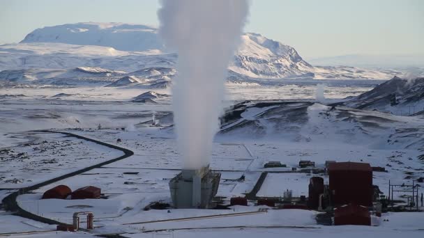 Krafla 発電アイスランドの地熱発電所 生態学的にクリーンな再生可能エネルギーの世代 地熱エネルギーや地熱エネルギー植物の風景 — ストック動画