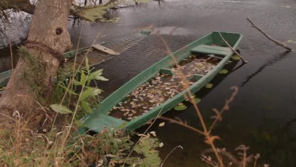 Régi Fából Készült Csónak Vízen Magányos Sorban Halászhajók Tehe Folyó — Stock videók