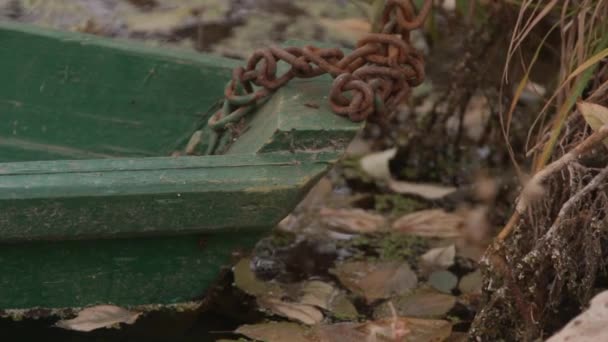 Alte Hölzerne Ruderboot Auf Dem Wasser Einsam Rudernde Fischerboote Fluss — Stockvideo