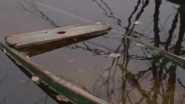 Alte Hölzerne Ruderboot Auf Dem Wasser Einsam Rudernde Fischerboote Fluss — Stockvideo