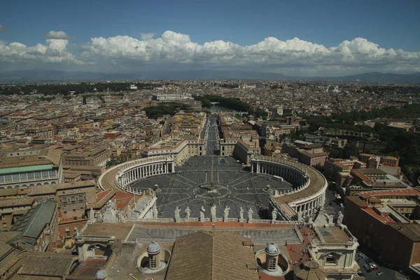 Roma, İtalya'nın görünümü. Roma mimarisi ve yerler. Eski ünlü sokaklar, konumlar ve dünya mirası. 
