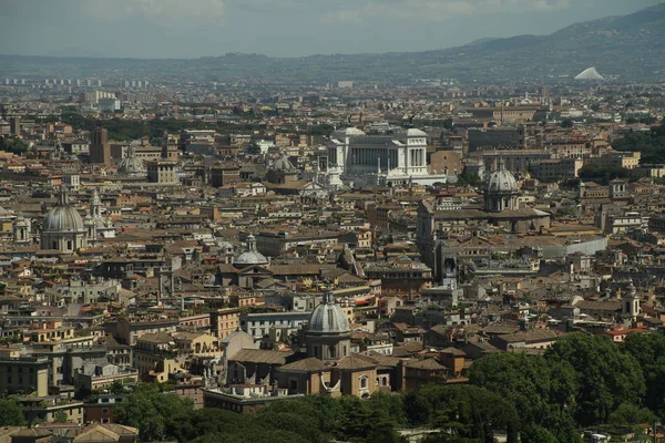 Roma, İtalya'nın görünümü. Roma mimarisi ve yerler. Eski ünlü sokaklar, konumlar ve dünya mirası. 