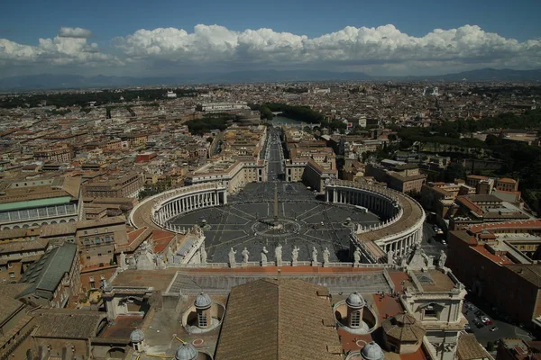 Roma, İtalya'nın görünümü. Roma mimarisi ve yerler. Eski ünlü sokaklar, konumlar ve dünya mirası. 