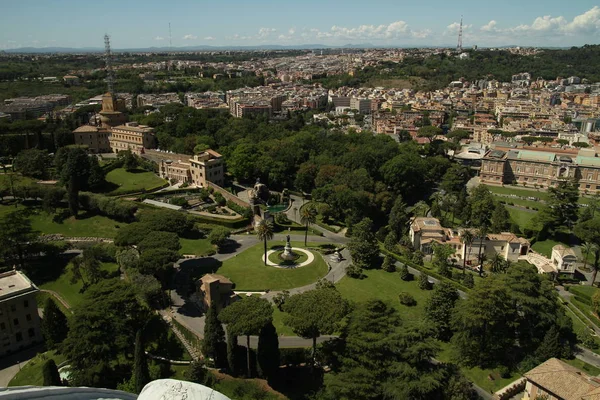 Roma, İtalya'nın görünümü. Roma mimarisi ve yerler. Eski ünlü sokaklar, konumlar ve dünya mirası. 