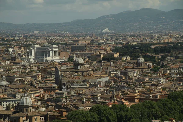 Roma, İtalya'nın görünümü. Roma mimarisi ve yerler. Eski ünlü sokaklar, konumlar ve dünya mirası. 