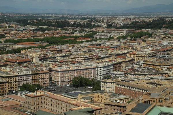Roma, İtalya'nın görünümü. Roma mimarisi ve yerler. Eski ünlü sokaklar, konumlar ve dünya mirası. 